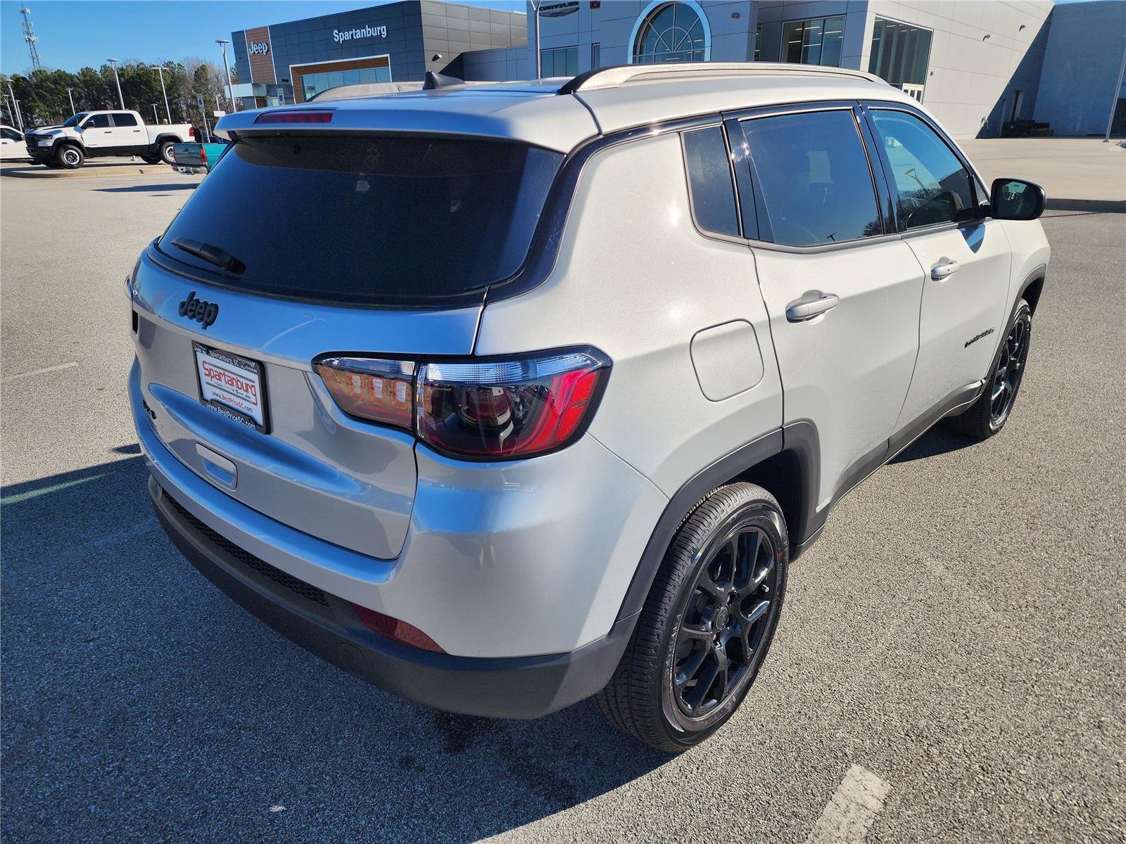 New 2026 Silver Zynith Metallic Clear-Coat Exterior Paint Jeep Latitude Altitude image 6