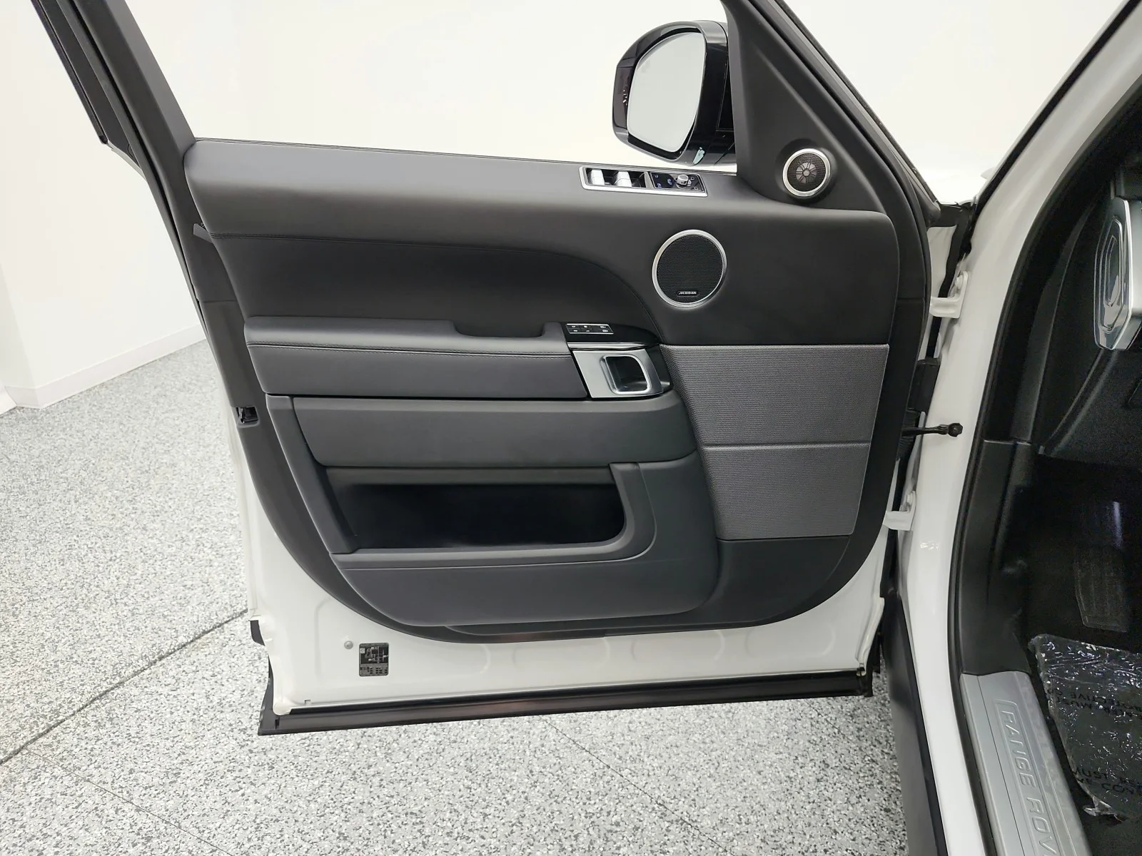 Used 2022  Land Rover Turbo i6 MHEV HSE Silver Edition image 12