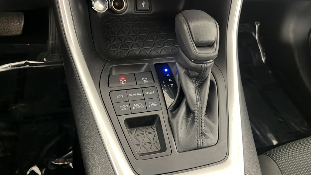 2022 Toyota RAV4 LE - Photo 27
