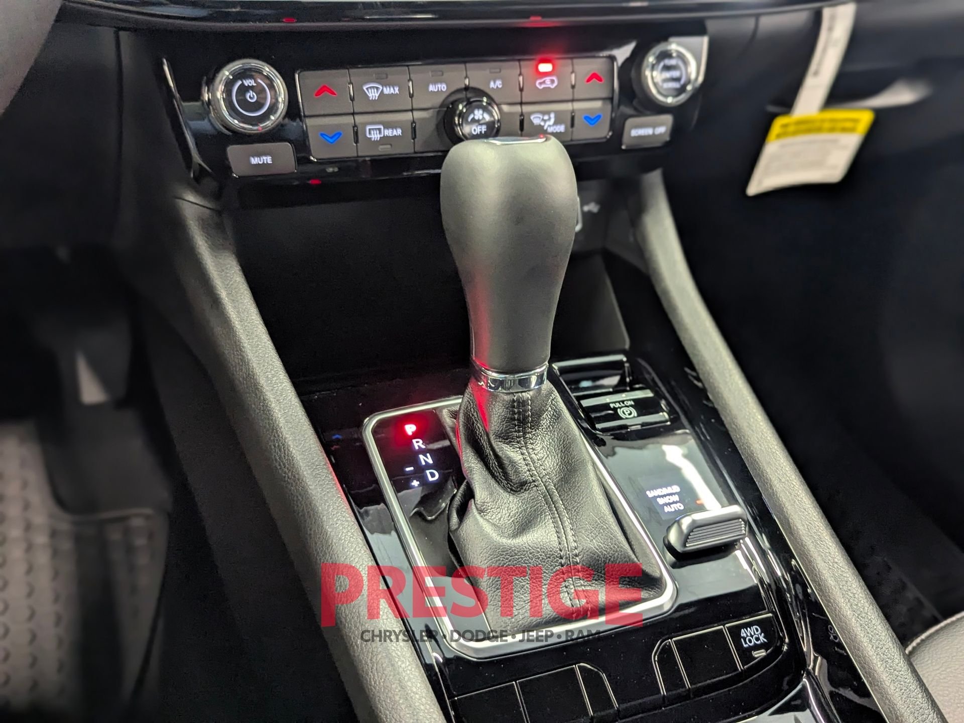 New 2026 Silver Zynith Metallic Clearcoat Jeep Latitude image 19