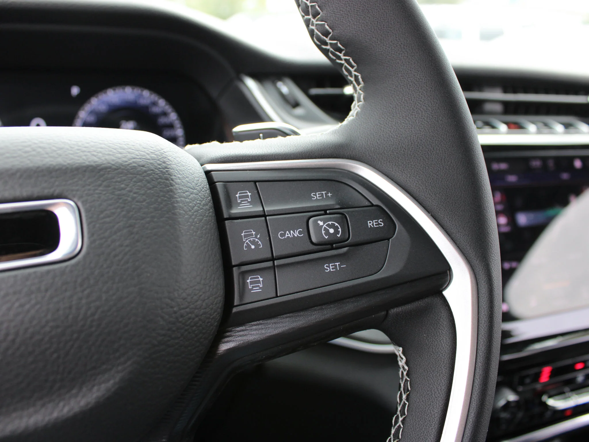 New 2025 White Jeep Altitude* 4x4, Sunroof, Heated Leather, Wireless Charging Pad image 17