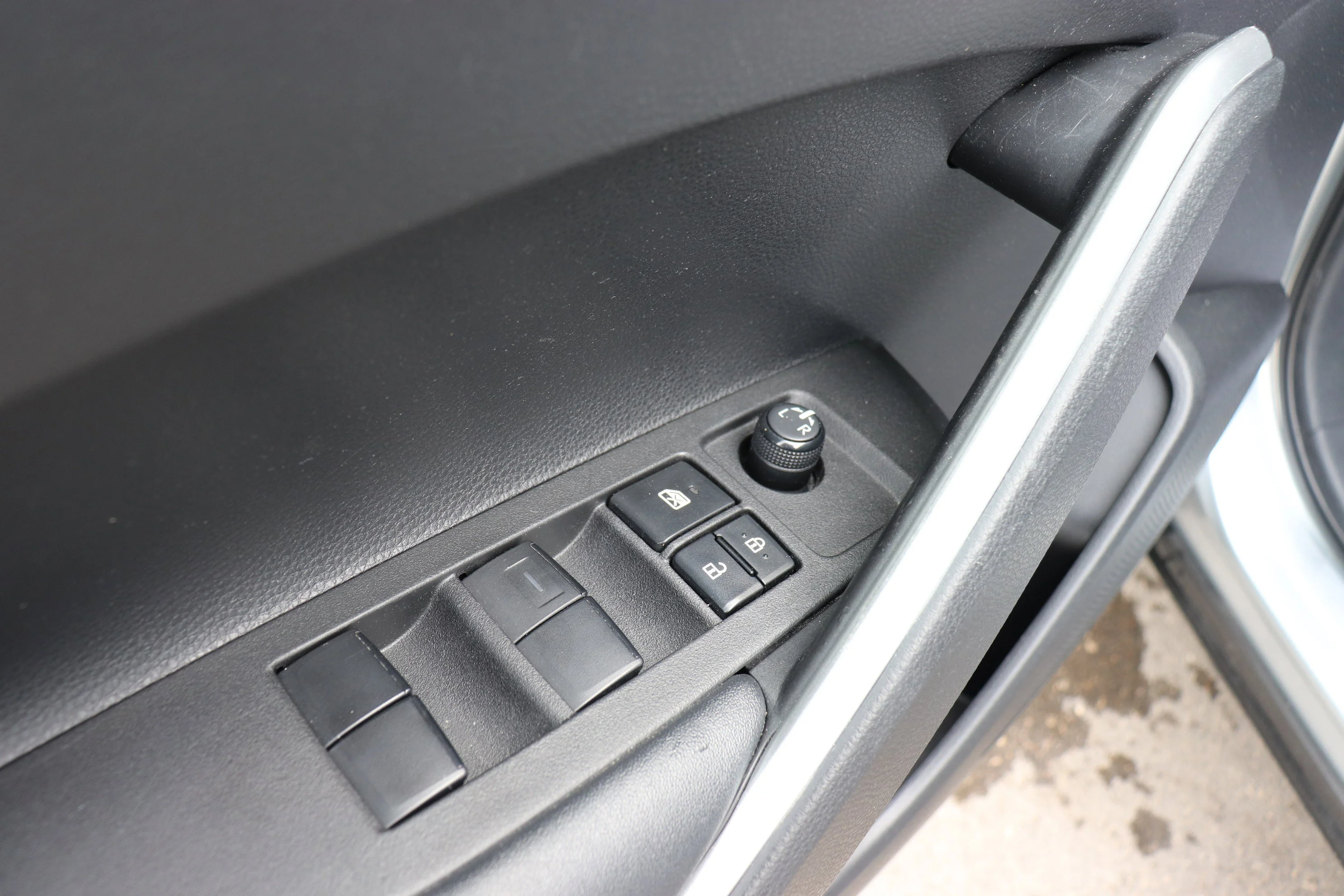 Used 2022 Silver Toyota LE image 11