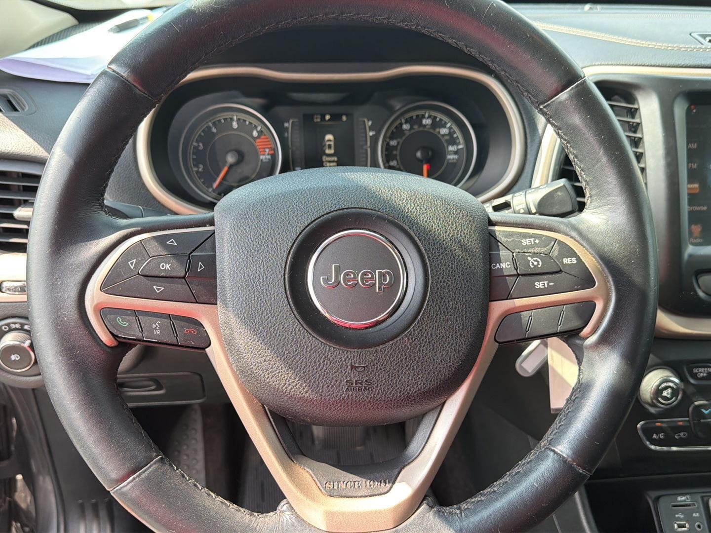 Used 2016 Granite Crystal Metallic Clearcoat Jeep Latitude image 19