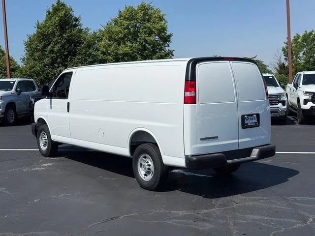 New 2026 Summit White Chevrolet WT image 3