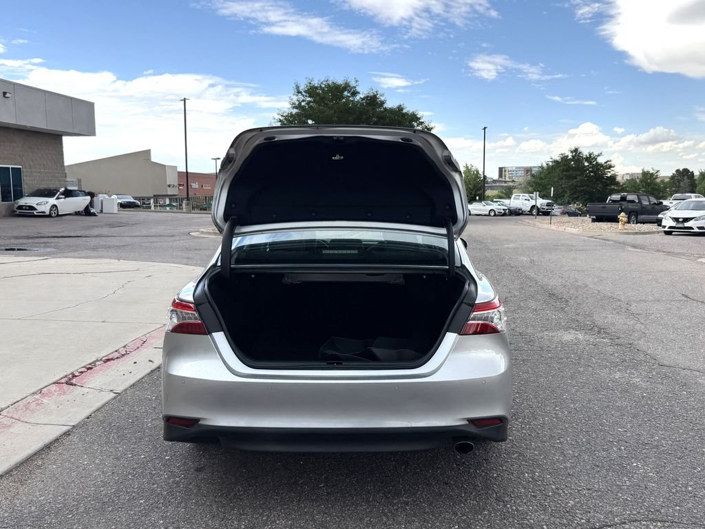 Used 2018 Silver Toyota XLE image 9