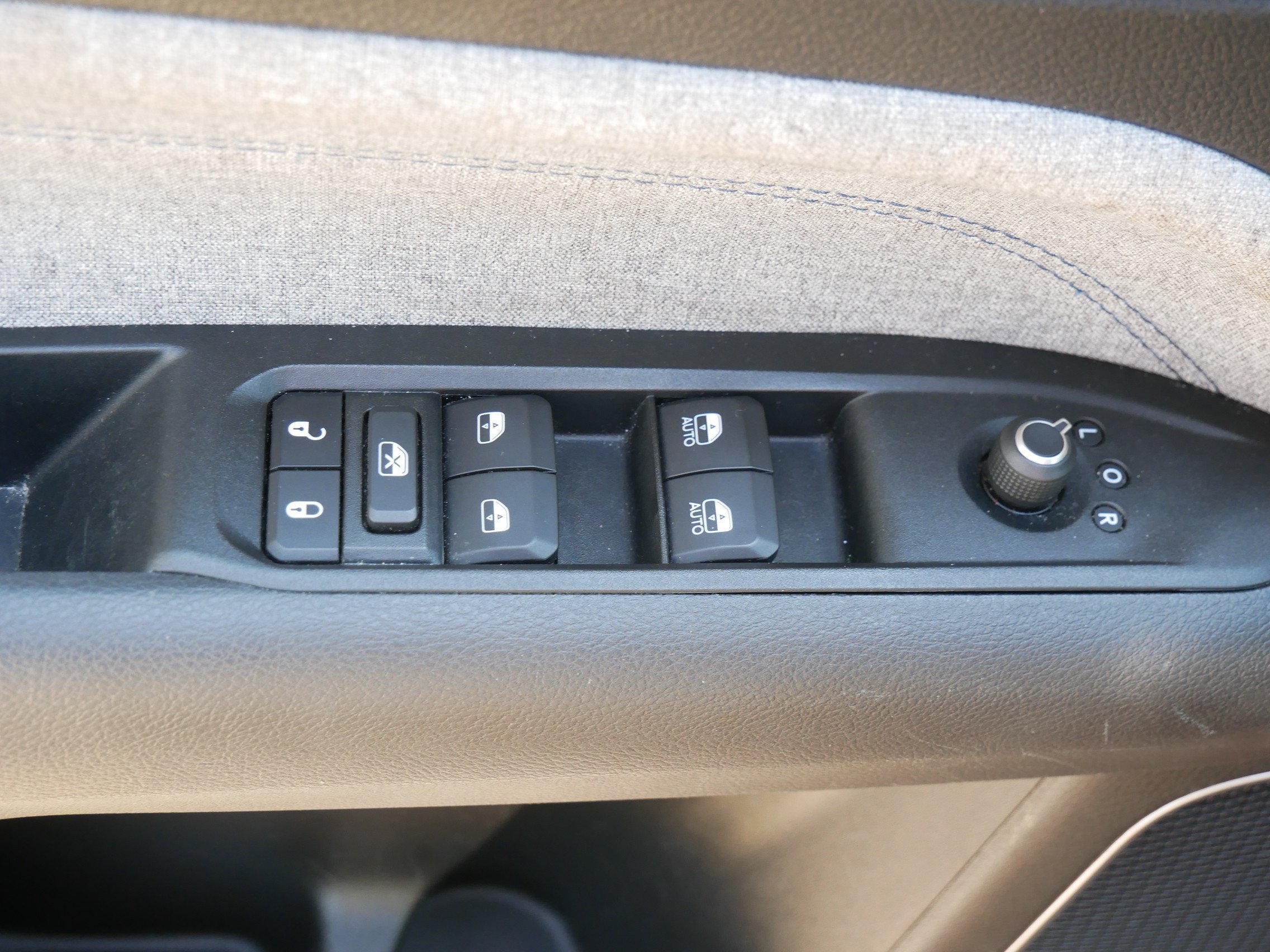 Used 2022 Velvet Red Pearlcoat Jeep Latitude image 18