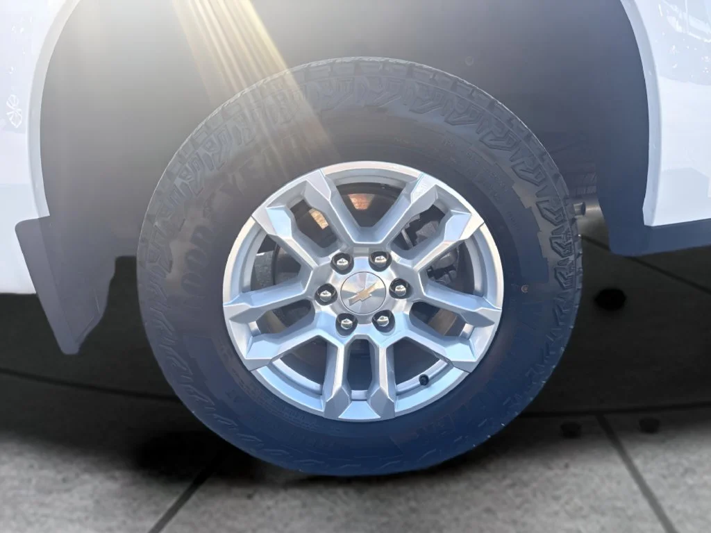Used 2025 White Chevrolet LT image 29