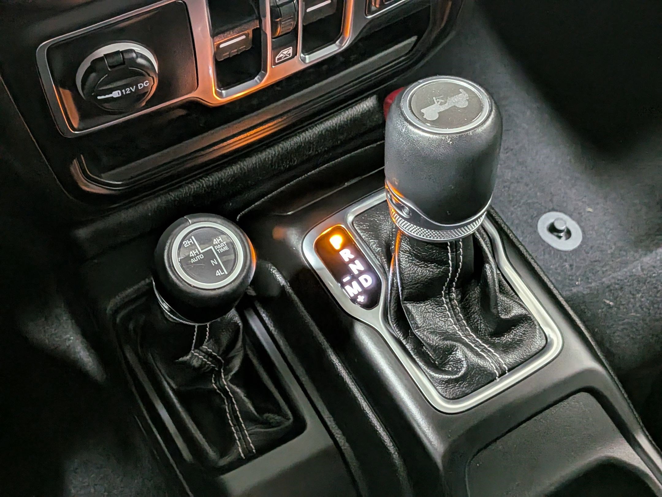 Used 2023 High Velocity Clearcoat Jeep Sahara image 25