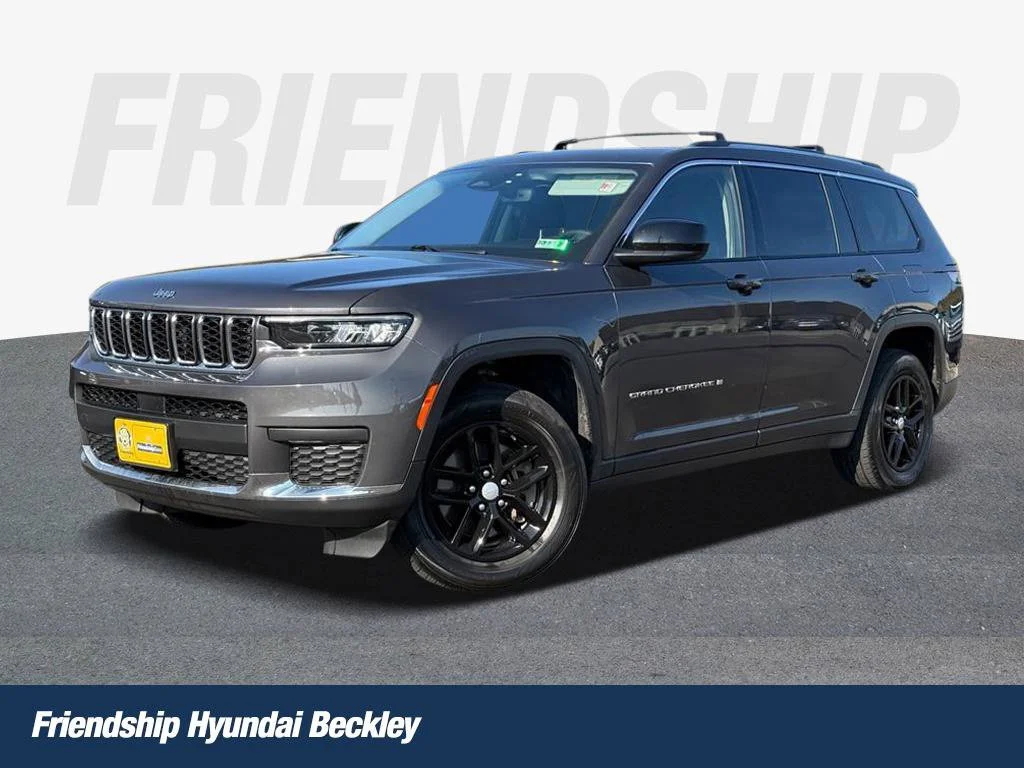 Used 2023 Gray Jeep Laredo image 1