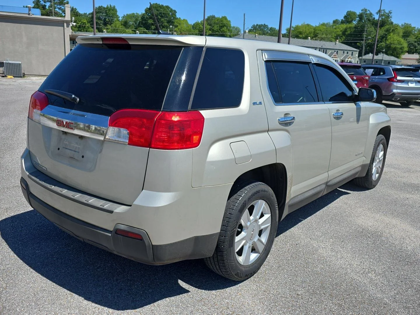 Used 2013 Champagne Silver Metallic GMC SLE image 3