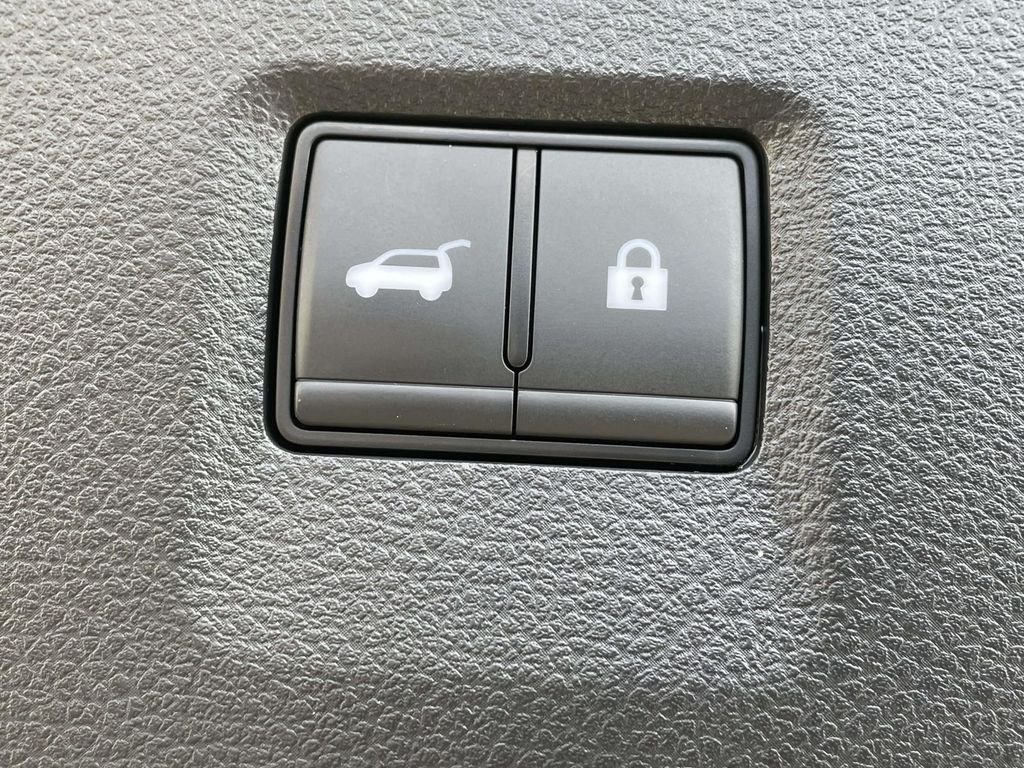 Used 2025 White INFINITI LUXE image 10