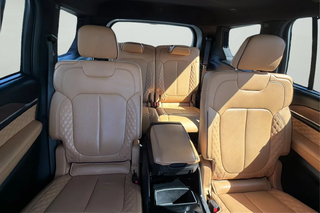 Used 2025  Jeep Summit image 12