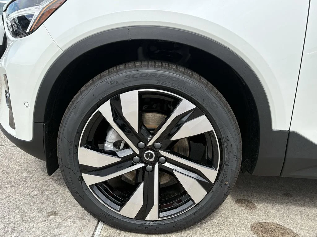 New 2026 Crystal White Volvo Plus image 9