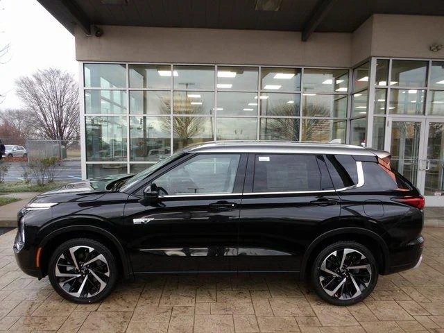 New 2025 Black Diamond/Alloy Silver Roof Mitsubishi SEL Platinum Edition image 4