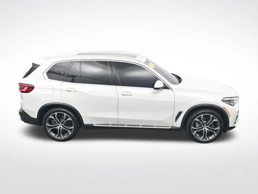 Used 2022 White BMW sDrive40i image 27