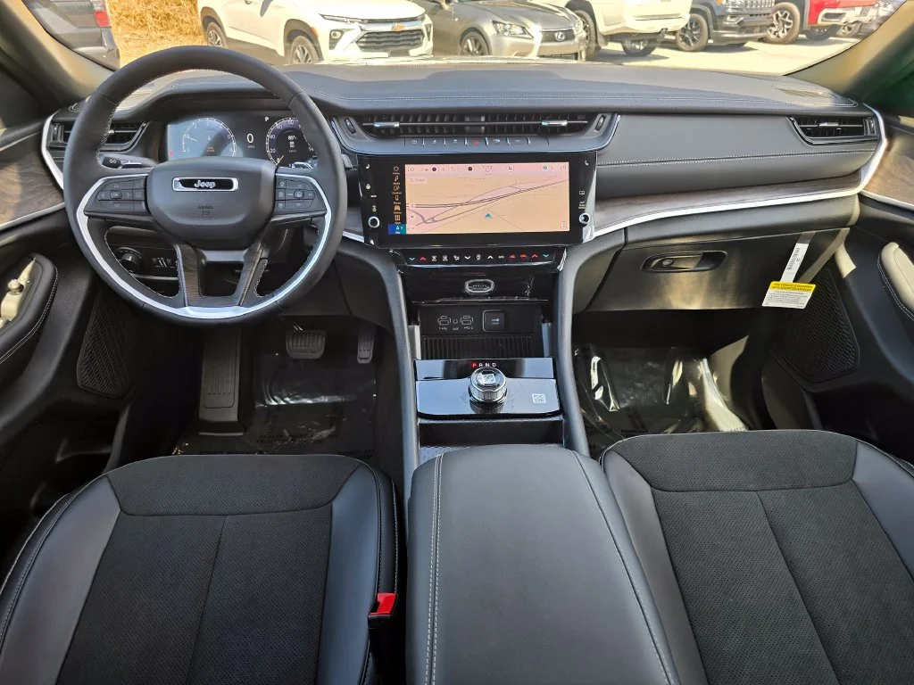 New 2027 Gray Jeep Laredo Altitude image 6