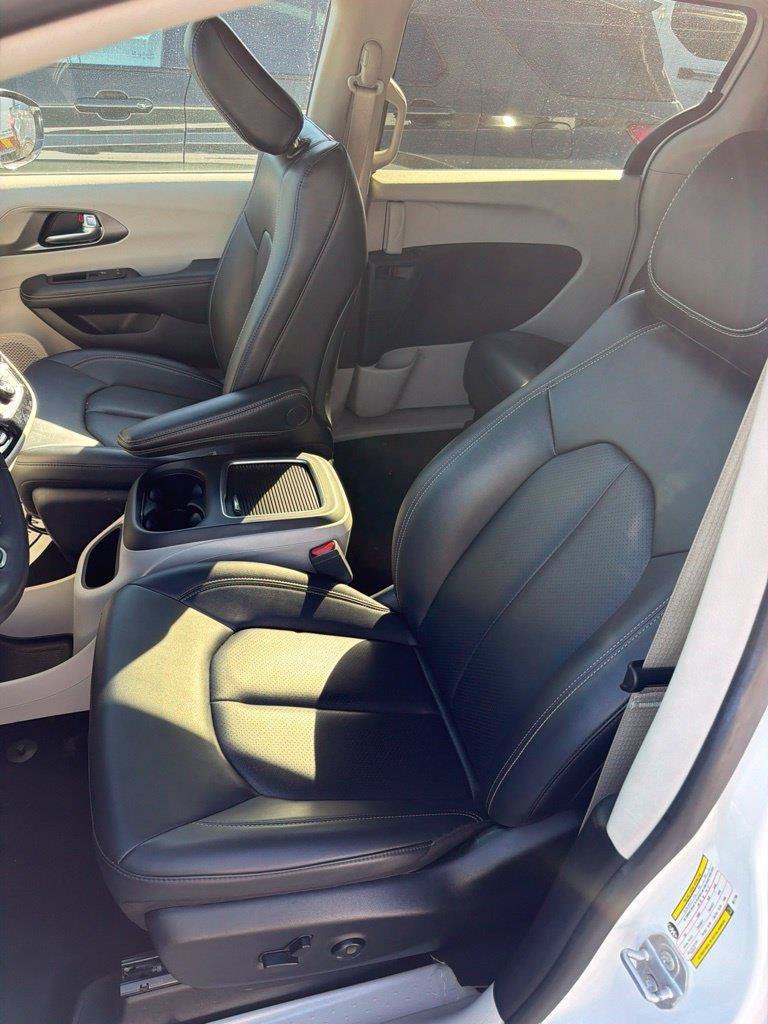 Used 2024 Bright White Clearcoat Chrysler Select image 9