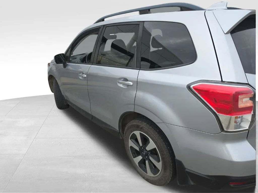 Used 2017 Silver Subaru 2.5i Premium image 11