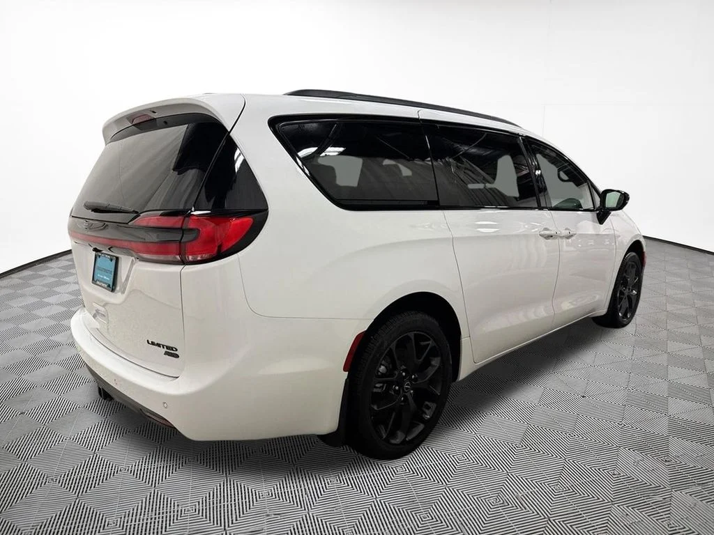 2026 Chrysler Pacifica Limited - Photo 10