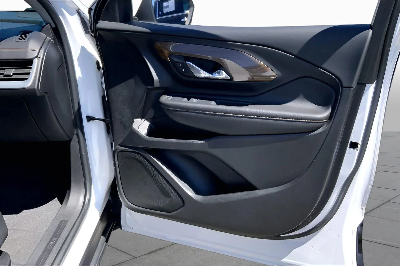 Used 2019 Summit White GMC SLE image 23