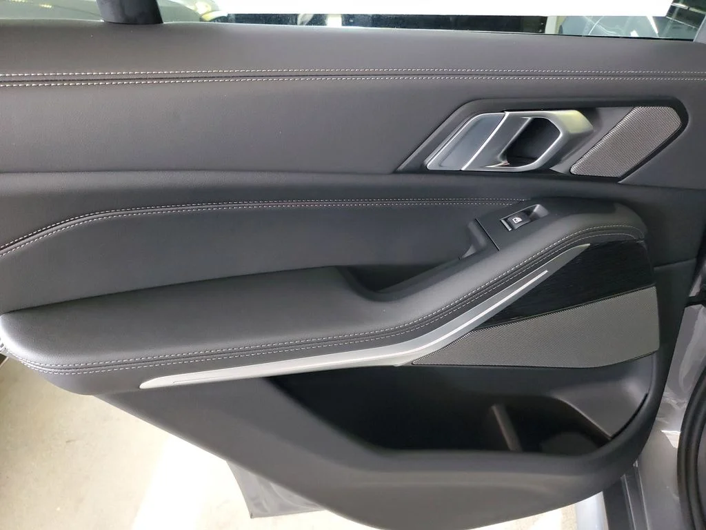 Used 2026 Skyscraper Grey Metallic BMW sDrive40i image 9