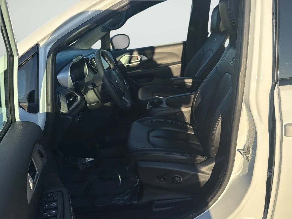 Used 2024 White Chrysler Select S Appearance image 11