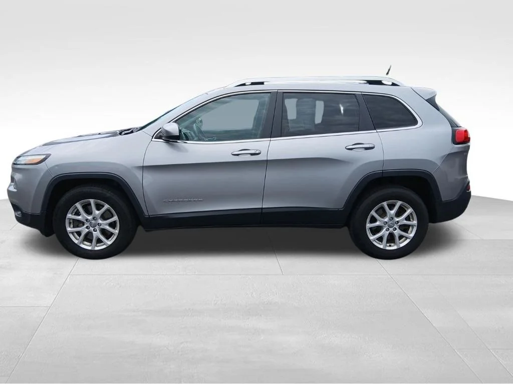 Used 2014 Silver Jeep Latitude image 3