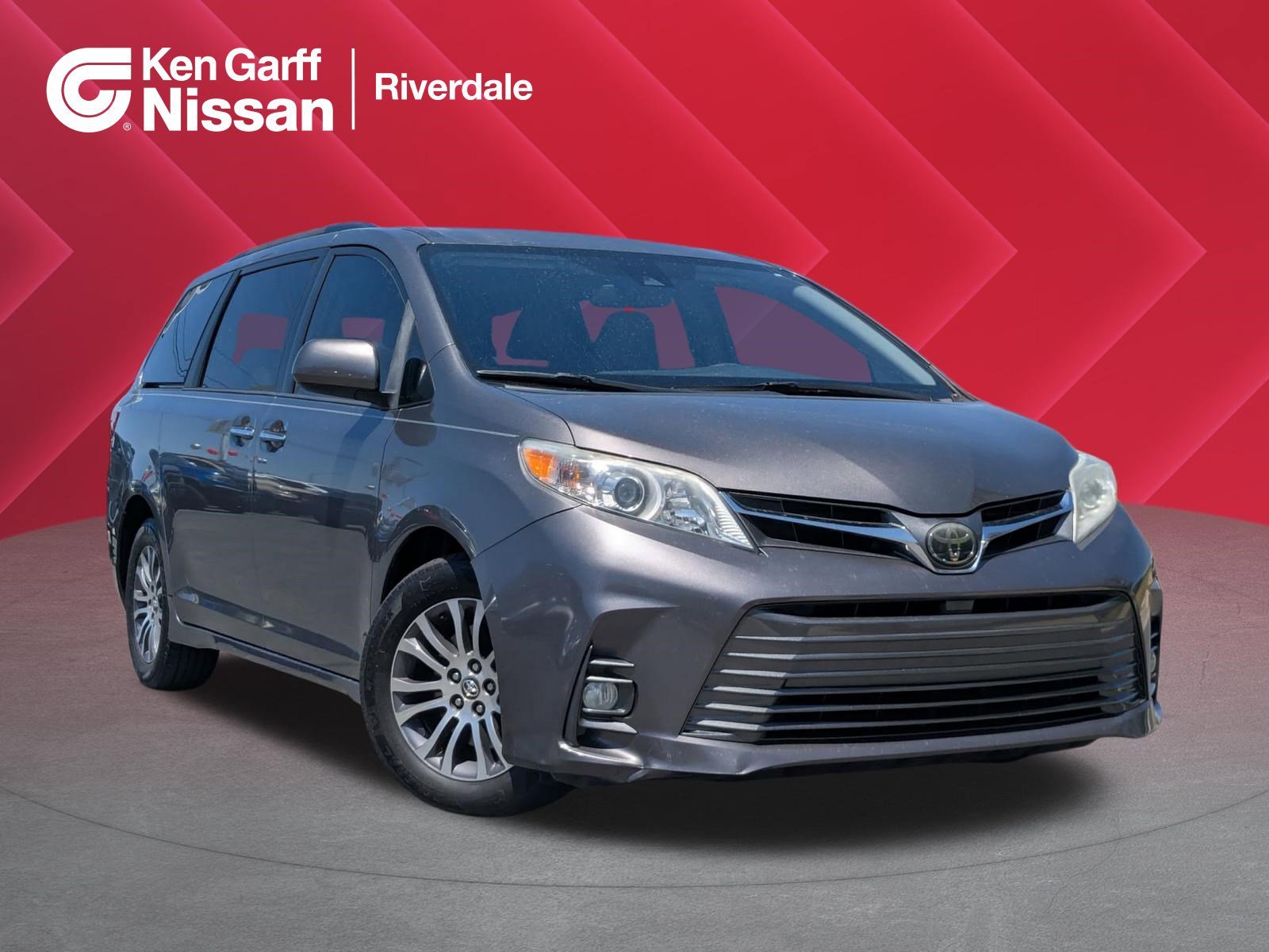 2018 Toyota Sienna XLE V6 8-Passenger's photo