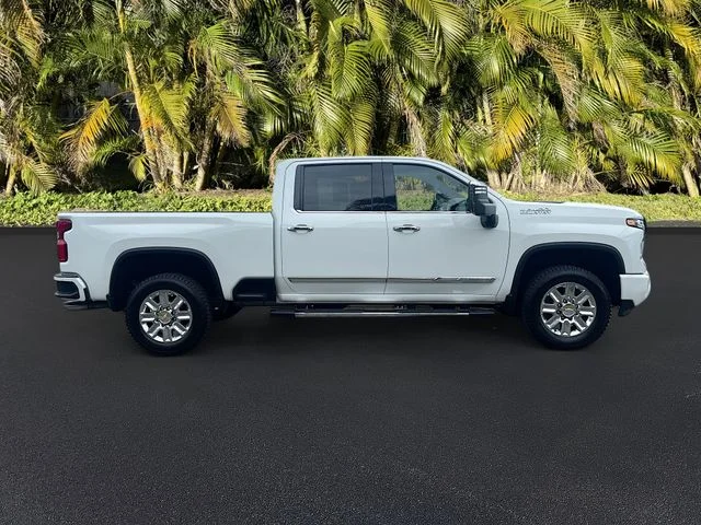 Used 2024 White Chevrolet High Country image 3