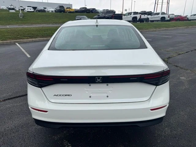 Used 2025 Platinum White Pearl Honda LX image 4
