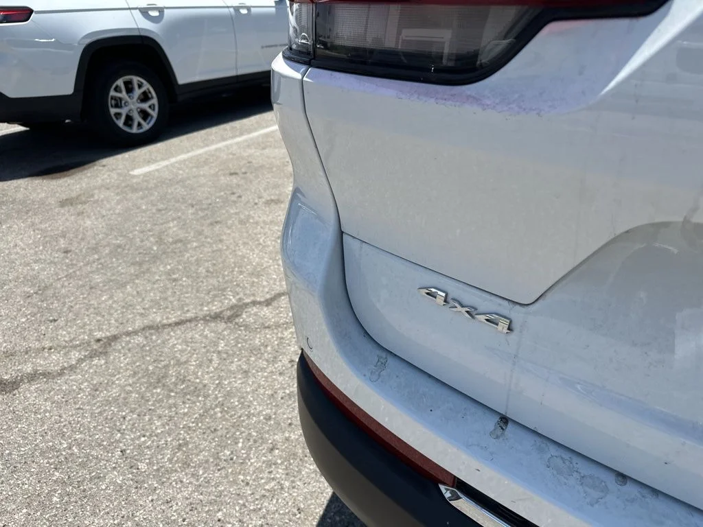 Used 2023 White/off-white Jeep Limited image 6
