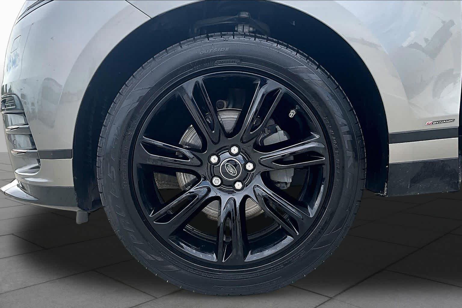 Used 2020 Silicon Silver Premium Metallic Land Rover R-Dynamic S image 10