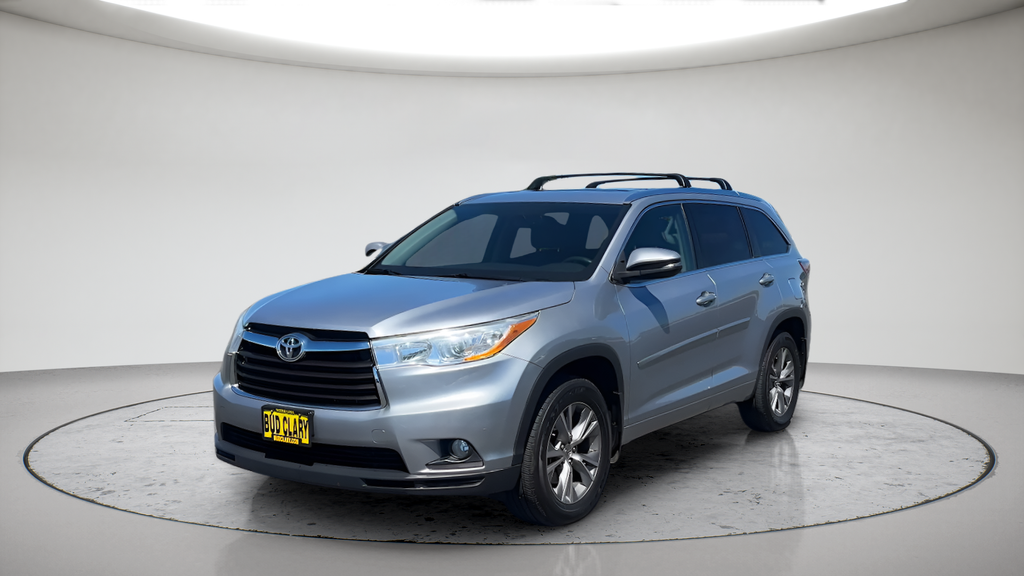 Used 2014 Silver Toyota XLE V6 image 2