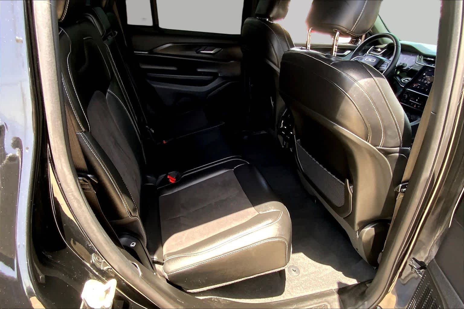Used 2024 Diamond Black Crystal Pearlcoat Jeep Altitude X image 20