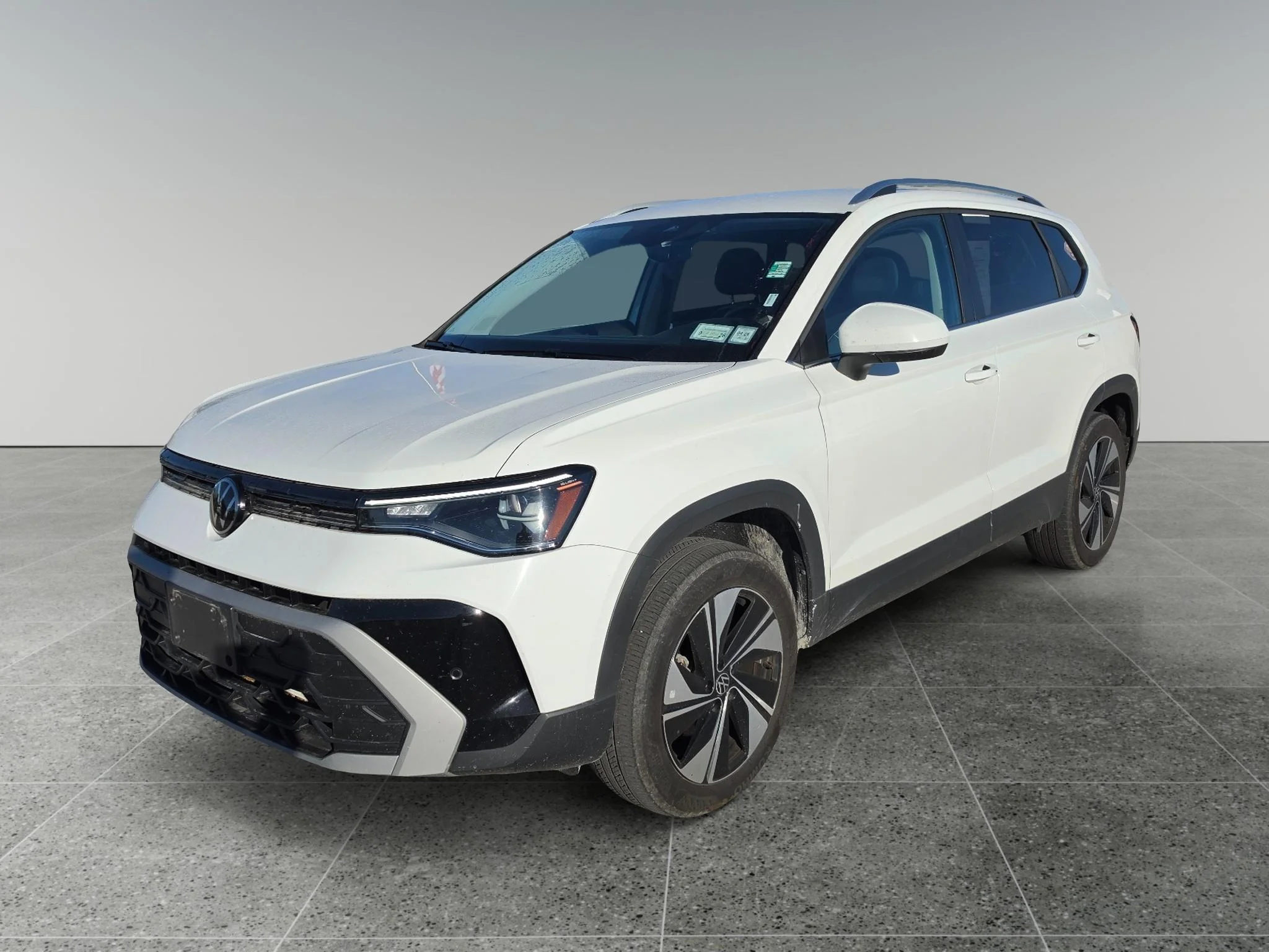 Used 2025 Pure White Volkswagen SE image 1