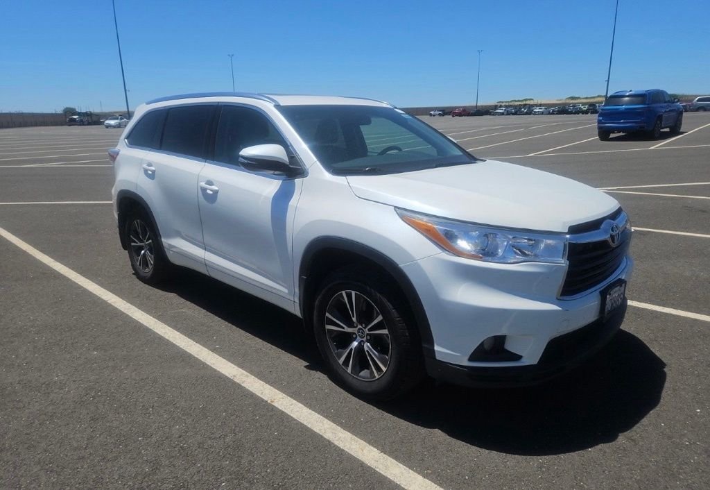 Used 2016 Blizzard Pearl Toyota XLE V6 image 2