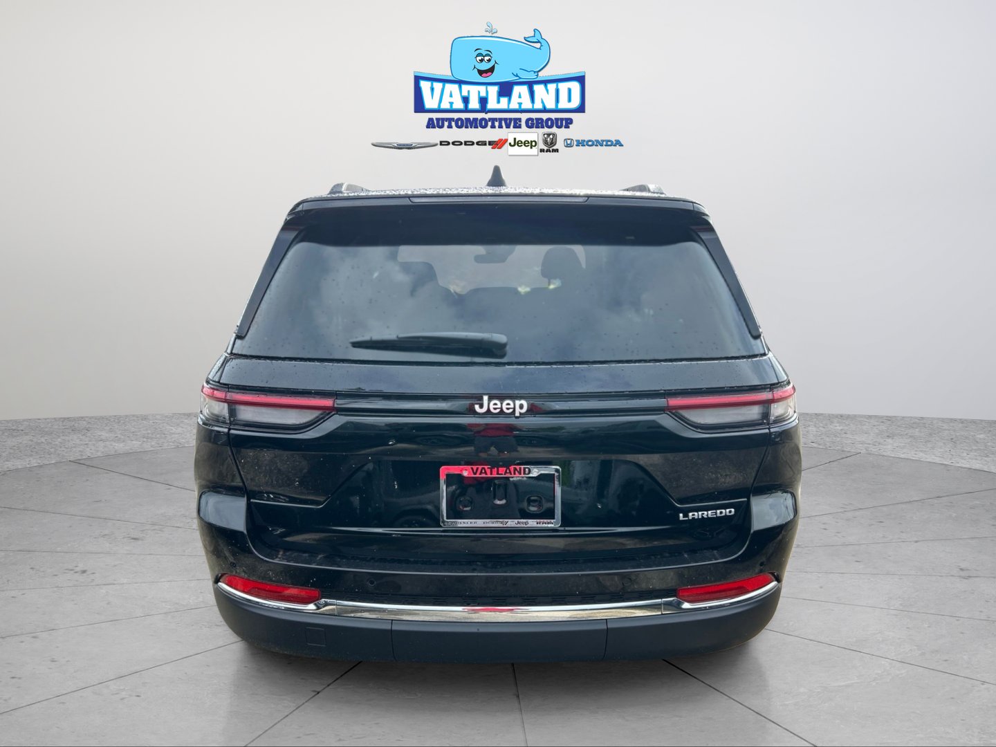 New 2026 Diamond Black Crystal Pearl-Coat Exterior Paint Jeep Laredo X image 4