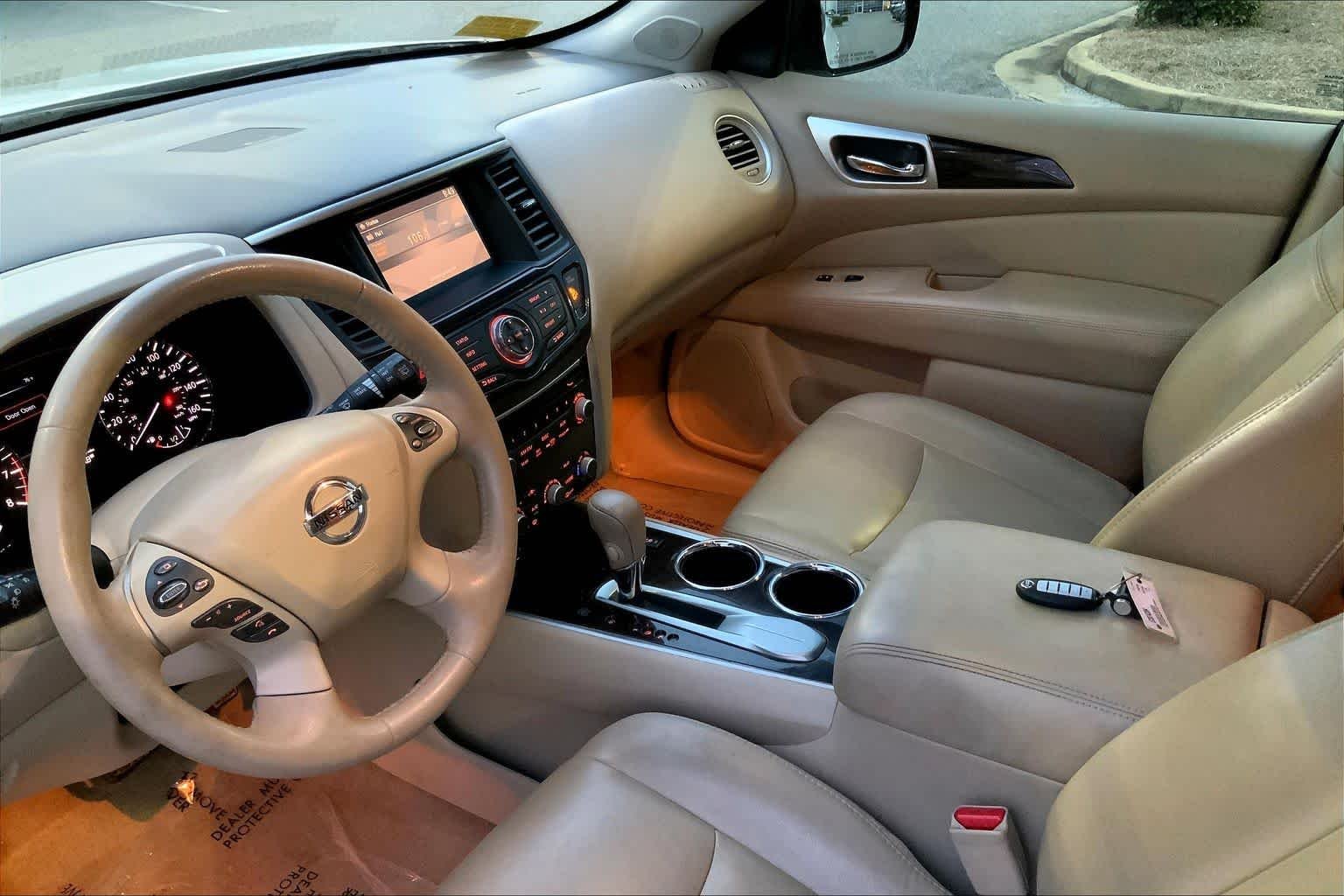 Used 2014 Moonlight White Nissan SL image 16