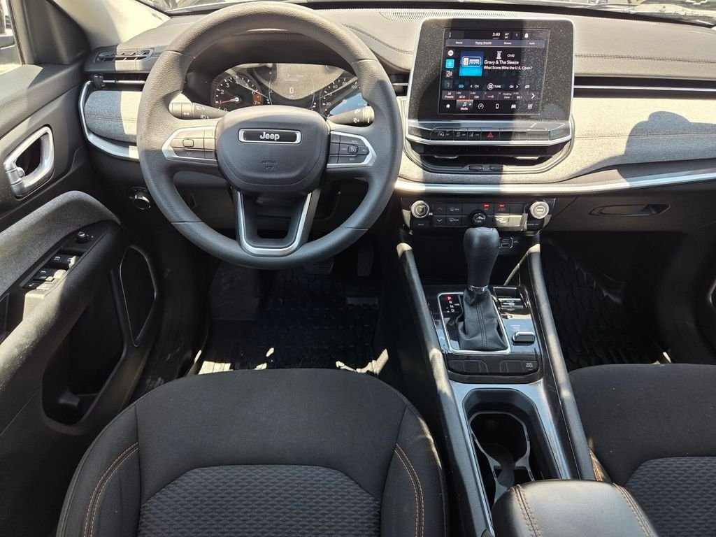Used 2022 Silver Jeep Sport image 9