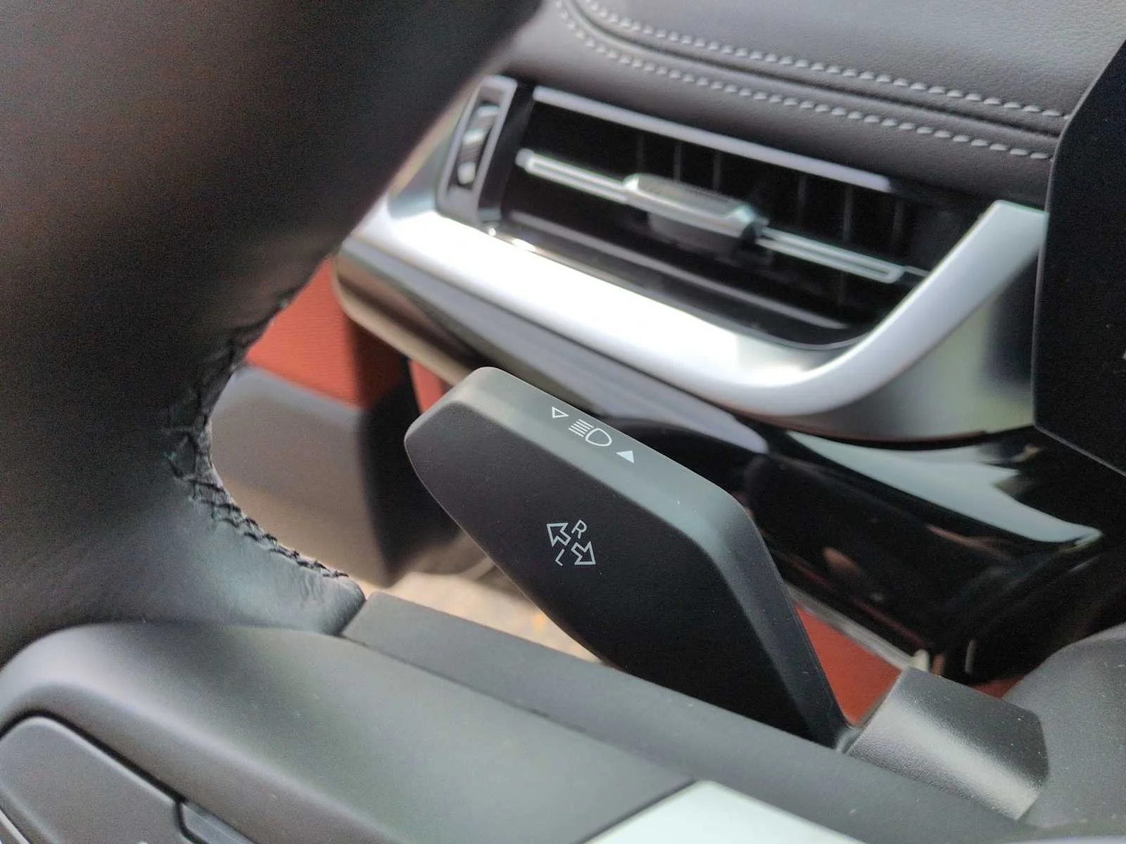 New 2026 Black Sapphire Metallic BMW xDrive28i image 28