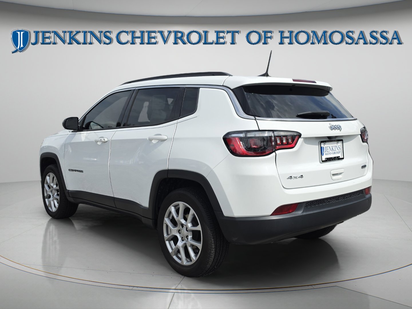 Used 2023 Bright White Clearcoat Jeep Latitude Lux image 7