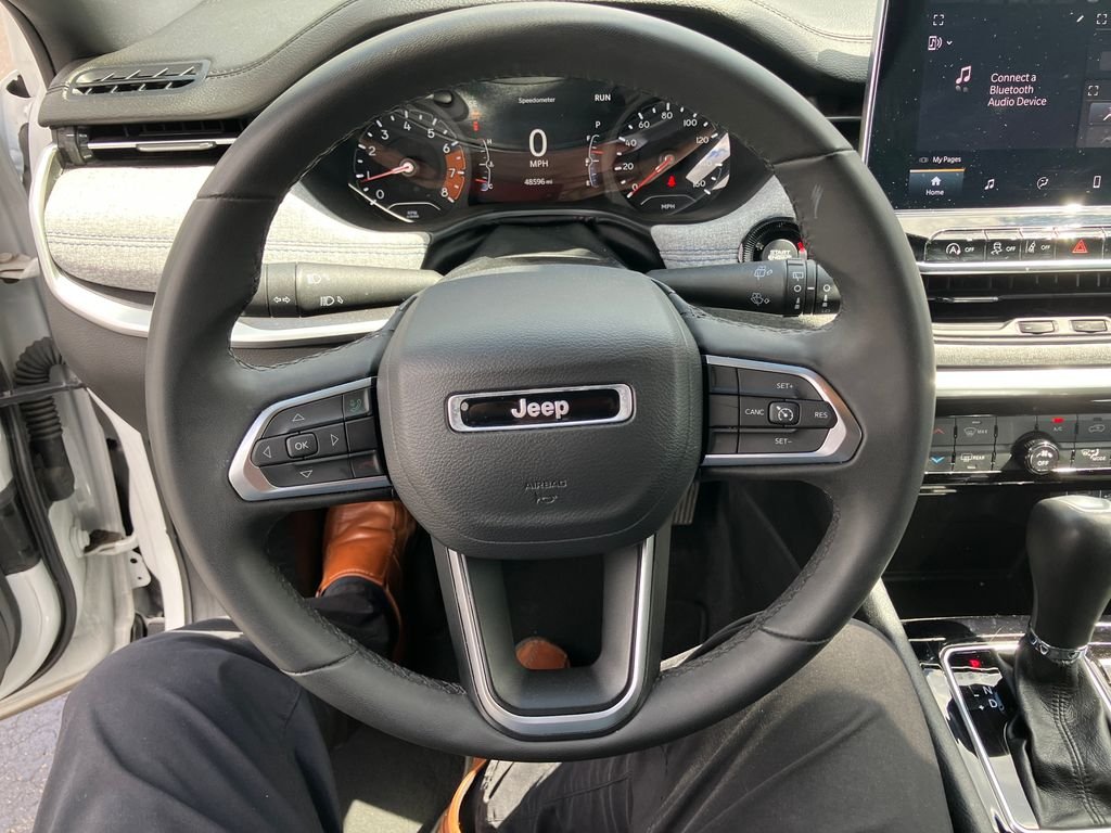 Used 2024 White/off-white Jeep Latitude image 16