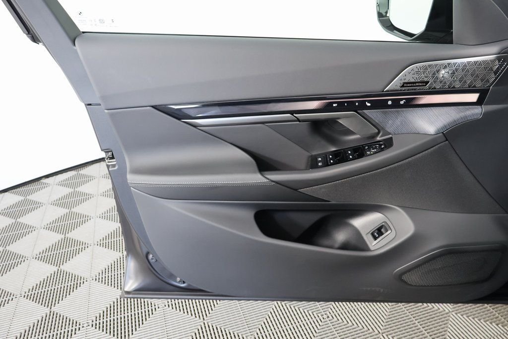 2025 BMW i5 M60 - Photo 12