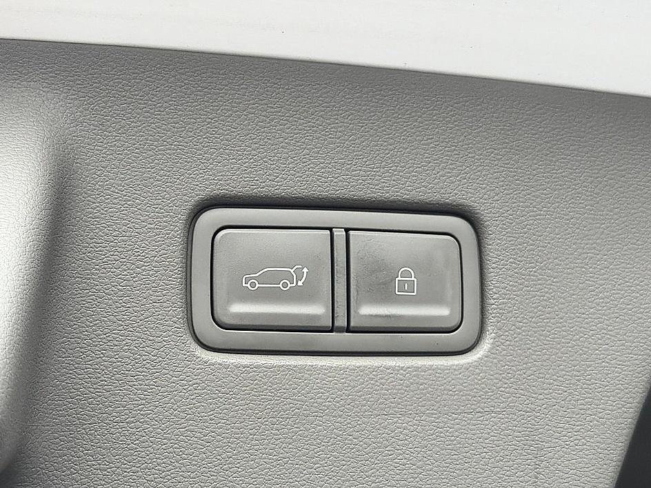 Used 2026 Creamy White Pearl Hyundai SEL 7P image 25