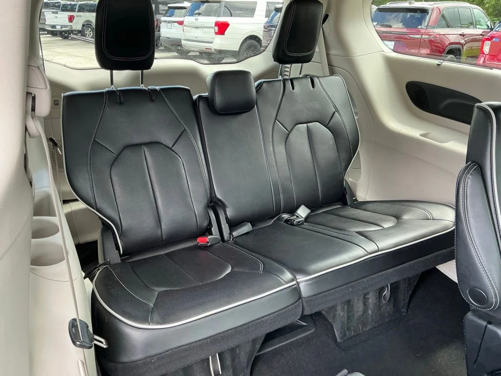 Used 2023 White Chrysler Limited image 21