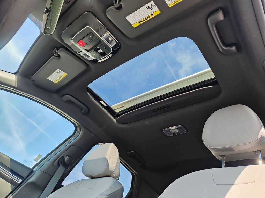 Used 2024 Green Hyundai SEL image 24