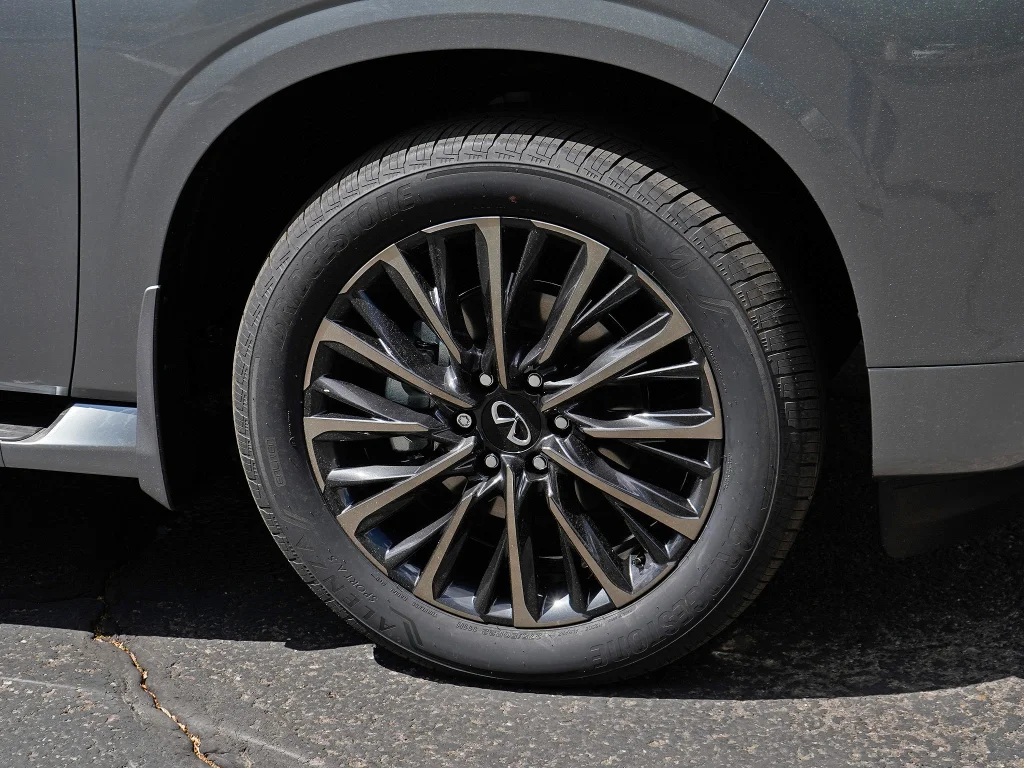Used 2026 Dynamic Metal/Black Obsidian INFINITI AUTOGRAPH image 8