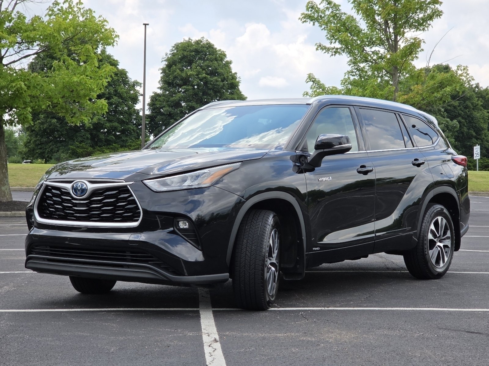 Used 2020 Midnight Black Metallic Toyota XLE image 19