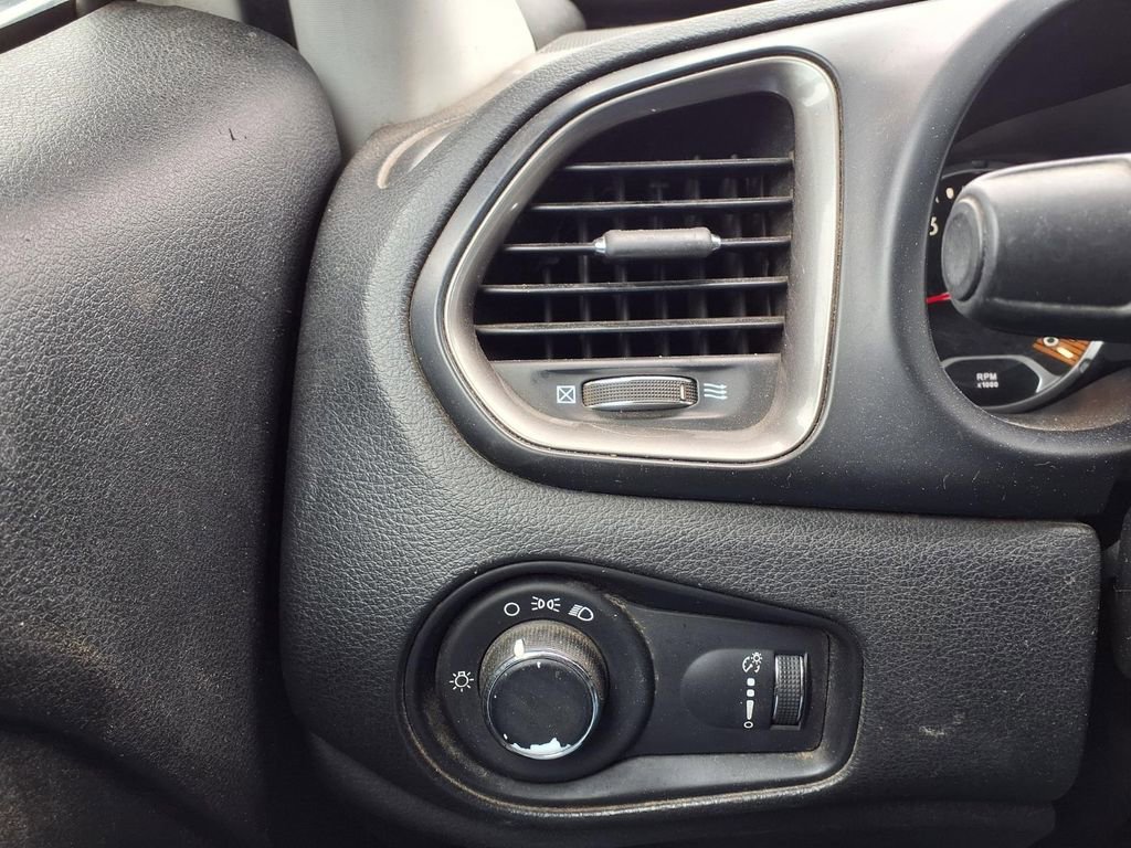 Used 2022 White Jeep Sport 4x4 image 27