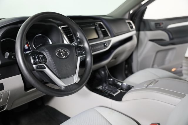2019 Toyota Highlander LE - Photo 12